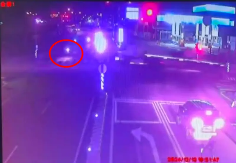 ▲苗栗女載2姪兒疑闖紅燈撞上聯結車！姑姪雙亡、1姪重傷　奪命瞬間曝光（圖／翻攝畫面）