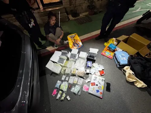 ▲內湖警巡邏發現小客車違停，一名男子在車內呼呼大睡，之後發現吳姓男駕駛，竟是因吸食大麻昏睡，車內還查獲包含大麻、搖頭丸、愷他命等多種違禁品。（圖／翻攝畫面）