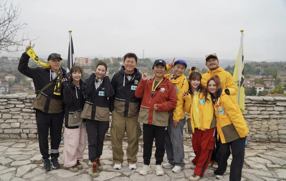 ▲《綜藝玩很大》坤達（左起）、聖恩、曾莞婷、庹宗康、吳宗憲與KID等人赴土耳其遊玩，吳宗憲關主地位險不保。（圖／《綜藝玩很大》提供）