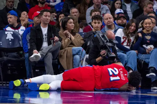 76人明星中鋒Joel Embiid,因左膝傷勢再度缺戰,令76人前途堪憂。(圖/美聯社/達志影像) ▲76人明星中鋒Joel Embiid,因左膝傷勢再度缺戰,令76人前途堪憂。(圖/美聯社/達志影像)