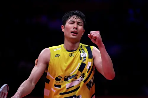 ▲台灣羽球一哥周天成今（12日）在2025年北極羽球公開賽男單決賽歷經三局激戰後，以21：11、13：21、21：19力克泰國名將昆拉武特（Kunlavut Vitidsarn），成功衛冕北極公開賽，同時也榮膺本季個人首座冠軍金盃。（圖／美聯社／達志影像）