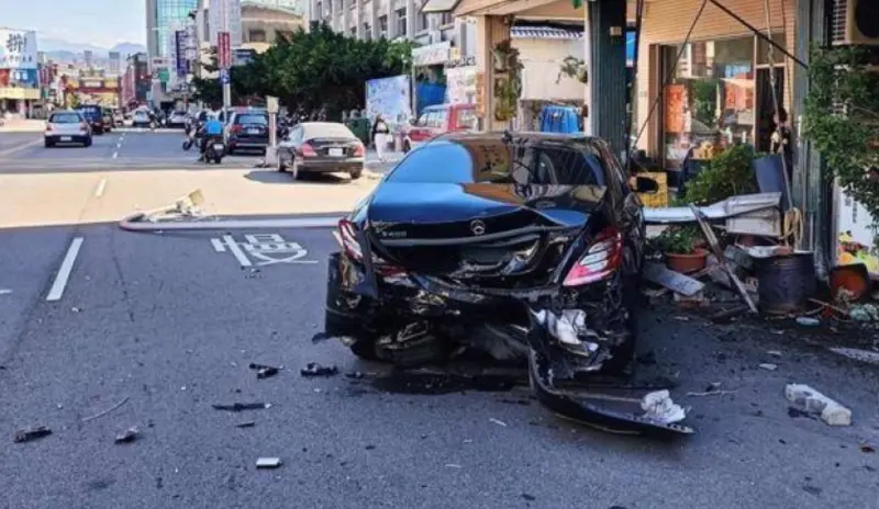 ▲台中市無業23歲林姓男子，與友人唱完KTV後酒駕返家，一路蛇行狂飆連撞9車，釀成1死3傷，酒測值高達0.98毫克。案經檢察官複訊後，認定林男涉犯酒駕致死、毒駕致死罪嫌，有逃亡、串證之虞，向台中地院聲押獲准。（圖／翻攝畫面）