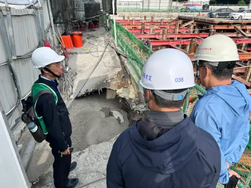 台鐵新左營站建案人行道下陷 當地人擔心住那裡