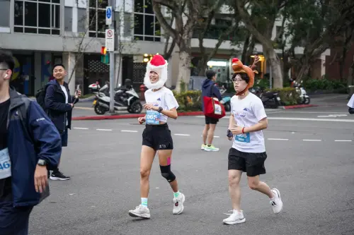 ▲台北馬拉松前哨戰，歡樂早餐跑今（14）日上午在臺北市政府前廣場鳴槍開跑，許多跑者頭戴聖誕帽、聖誕髮箍等充滿聖誕元素的裝扮。（圖／官方提供）