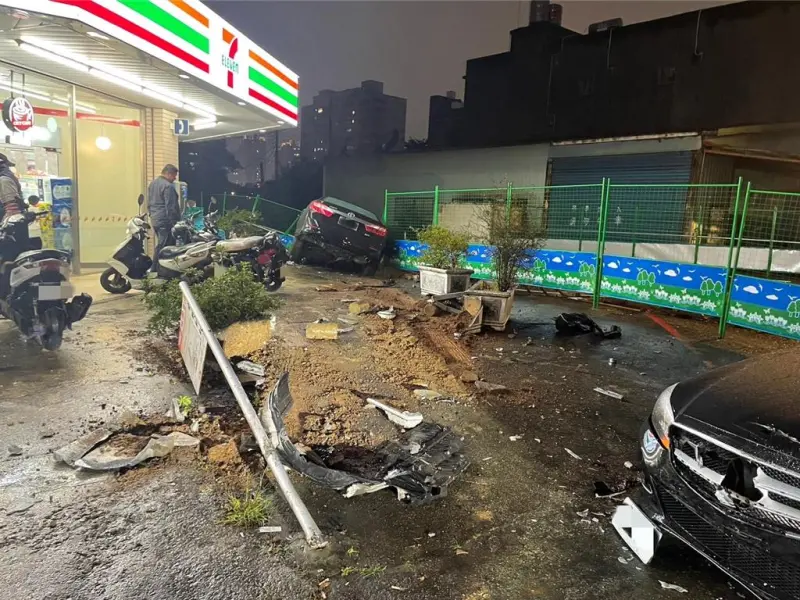 ▲13日晚間，林姓女子駕車行經桃園中壢民權路二段時，突然加速左轉、衝撞波及5台汽機車，最後撞進超商旁圍籬。（圖／翻攝畫面）