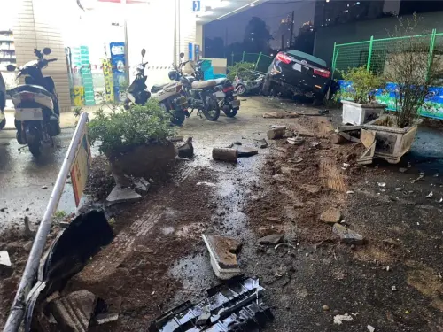 13日晚間,林姓女子駕車行經桃園中壢民權路二段時,突然加速左轉、衝撞波及5台汽機車,最後撞進超商旁圍籬。(圖/翻攝畫面) ▲13日晚間,林姓女子駕車行經桃園中壢民權路二段時,突然加速左轉、衝撞波及5台汽機車,最後撞進超商旁圍籬。(圖/翻攝畫面)