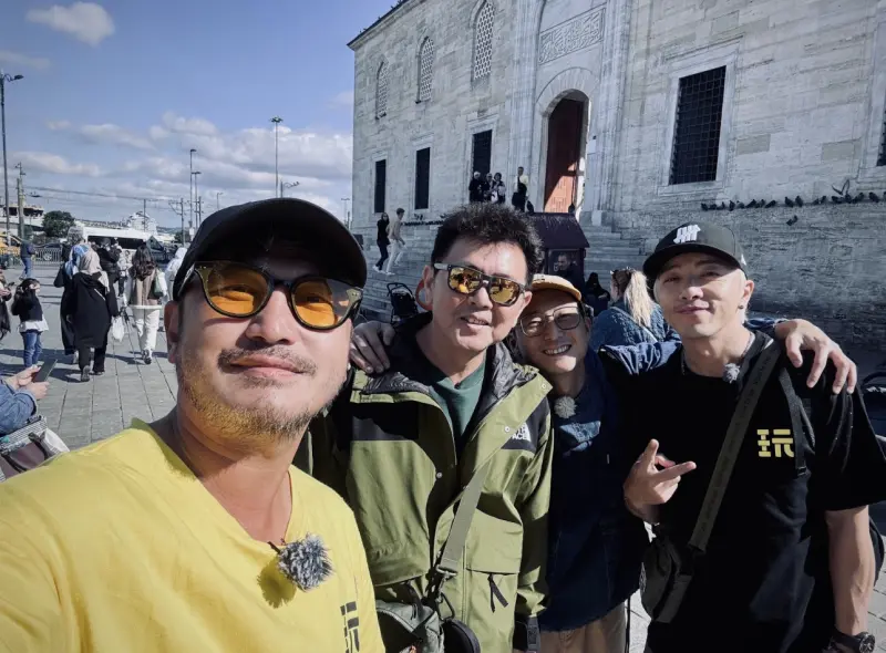 ▲KID(左起)、庹宗康、浩子及坤達赴土耳其拍攝節目,還製作美味的台灣料理給當地人品嚐,在品嚐土耳其冰淇淋時,KID竟慘被攤商老闆惡整,無奈大喊:「拿不到、拿不到!」畫面非常逗趣。(圖/《綜藝玩很大》提供)