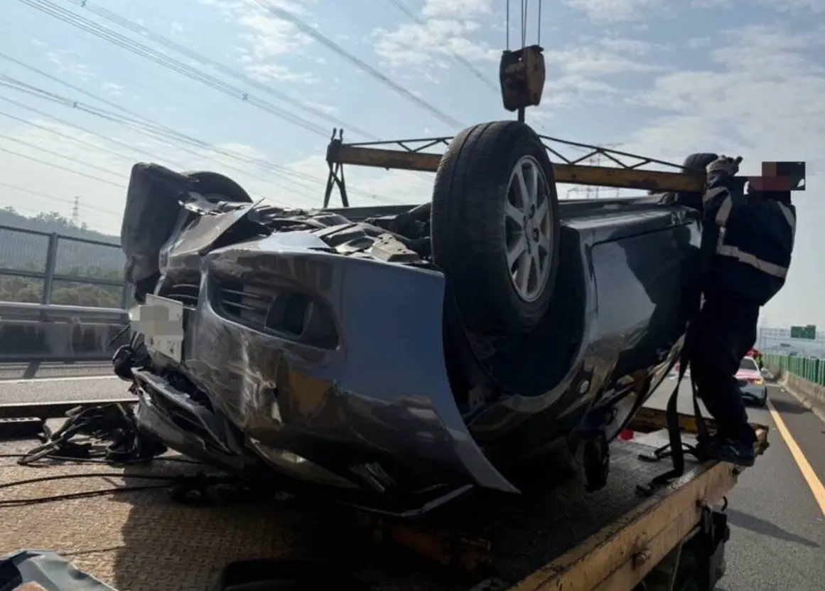 ▲14日上午，國道3號北上台中龍井段，一台小客車遭撞擊翻覆，劉姓駕駛與妻子受傷送醫，國道警方表示，已聯繫上肇事逃逸的車主，詳細經過還需再釐清。（圖／翻攝畫面）