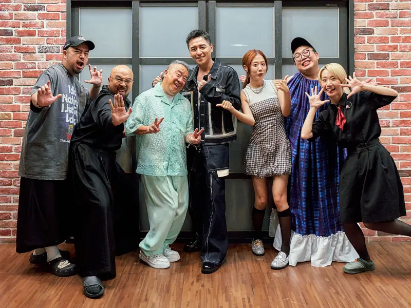 ▲《夜市王》主持人和評審大合照，阿達（左起）、美麗本人、曾志偉、鄭人碩、金針菇、泰國娘娘、Lulu。（圖／緯來提供）