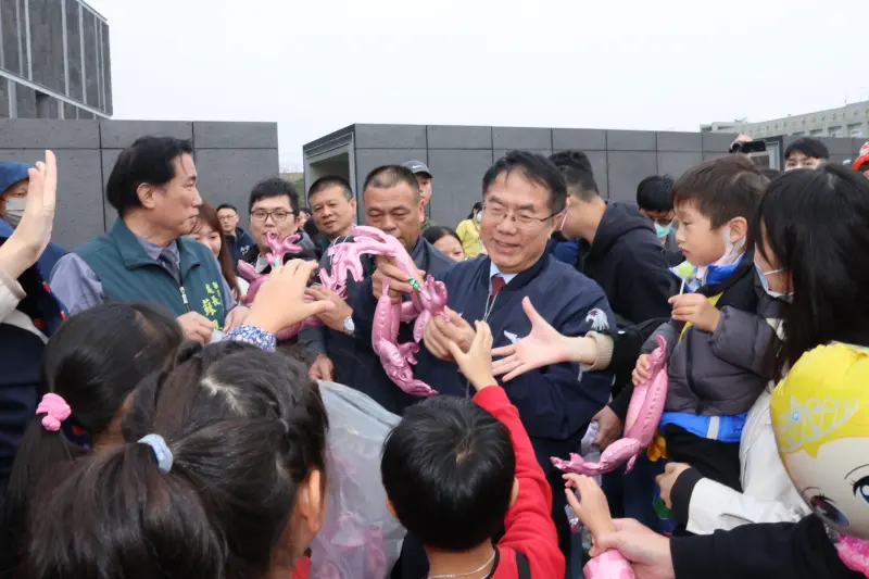 ▲「南科童趣嘉年華」今天在新市區南科考古館廣場展開黃偉哲也特別前來與大家同樂，同時帶來耶誕禮物，大小朋友爭相索取。(圖／南市府提供)