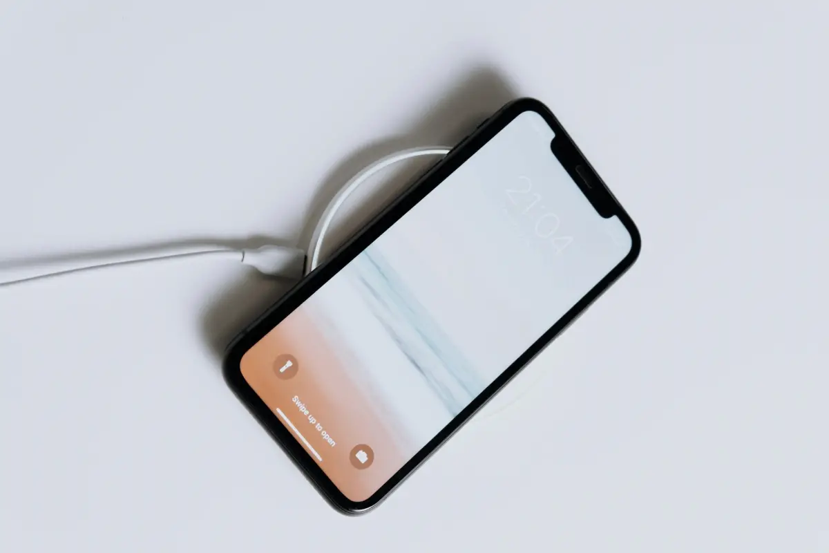 ▲近期就有網友表示，將手機接到旅館USB 充電孔，結果立刻跳出「超恐怖通知」。（示意圖／翻攝Pexels）