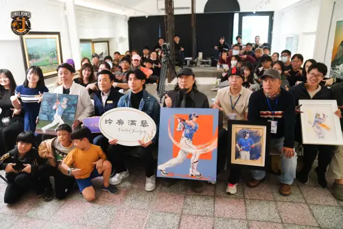 四位知名藝術家——胡令豪、洪俊銘、陳忠利與詞不DA藝,透過畫作訴說對台灣這片土地的深情。同時,他們特別為活動創作陳傑憲的肖像畫作 ▲四位知名藝術家——胡令豪、洪俊銘、陳忠利與詞不DA藝,透過畫作訴說對台灣這片土地的深情。同時,他們特別為活動創作陳傑憲的肖像畫作。(圖/統一獅球團提供)