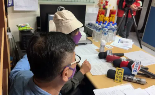 ▲該女子傷心地說，這幾個軍官都是我認識，平常都叫我姐姐姐的人，為什麼在背後要這樣子，用這些言語來嘲笑我。(圖／翻攝畫面)