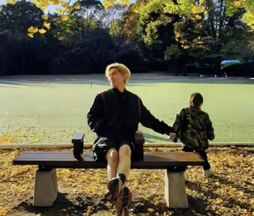 ▲唐禹哲今（14）日在社群曬出和小兒子同框的照片，十分溫馨。（圖／IG dt_0902）