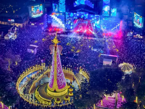 ▲新北耶誕城演唱會今晚6時開唱,「轉播直播線上看、卡司出場順序、燈光秀時間」一次看。(圖/新北觀光局提供) ▲2024新北耶誕城演唱會今晚6時開唱,「轉播直播線上看、卡司出場順序、燈光秀時間」一次看。(圖/新北觀光局提供)
