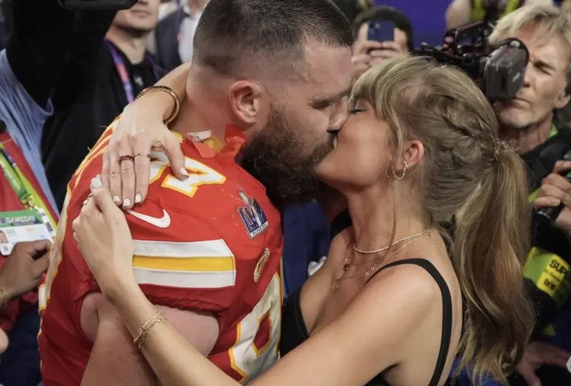 ▲泰勒絲（右）與男友崔維斯凱爾西時常在公開場合大秀恩愛，但今年她的生日，崔維斯排除萬難陪她共度，只有兩個人享受浪漫時光，沒有其他親朋好友一起，崔維斯還送上一堆禮物，要讓她開心。（圖／美聯社／達志影像）