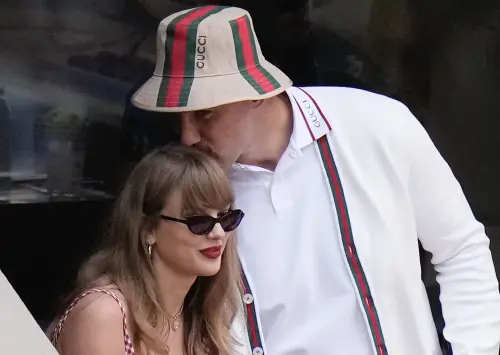 ▲泰勒絲（左）與崔維斯凱爾西都是公眾人物，都有滿檔的工作行程，要談戀愛只能抓緊時間，也因此外界推測她目前結束「時代」巡演後，會多增加與男友相處的時間。（圖／美聯社／達志影像）