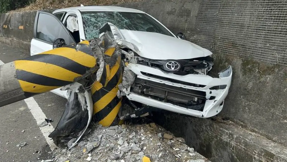 ▲14日下午，新加坡籍路姓男子，駕駛租賃汽車載著妻女前往南庄鄉遊玩，未料行經台3線114公里處時，車子突然撞擊路邊電桿，妻子陳女傷重不治。（圖／翻攝畫面）