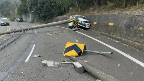 ▲14日下午，新加坡籍路姓男子，駕駛租賃汽車載著妻女前往南庄鄉遊玩，未料行經台3線114公里處時，車子突然撞擊路邊電桿，妻子陳女傷重不治。（圖／翻攝畫面）