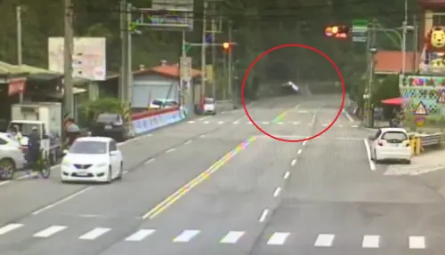 ▲14日下午，新加坡籍路姓男子，駕駛租賃汽車載著妻女前往南庄鄉遊玩，未料行經台3線114公里處時，車子突然撞擊路邊電桿，妻子陳女傷重不治。（圖／翻攝畫面）