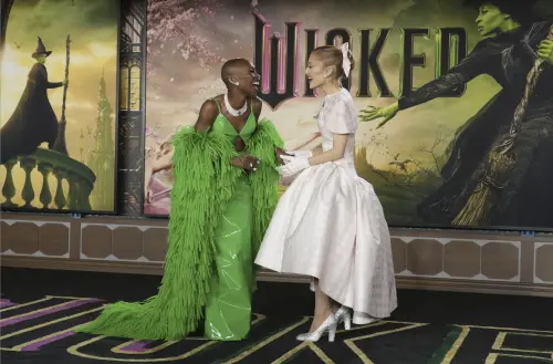 ▲辛西亞艾利沃（左）與亞莉安娜在《魔法壞女巫》開拍前就有很長的時間培養感情，在片子要推出前的宣傳活動也常常一起參加，合作情誼深厚。（圖／美聯社／達志影像）