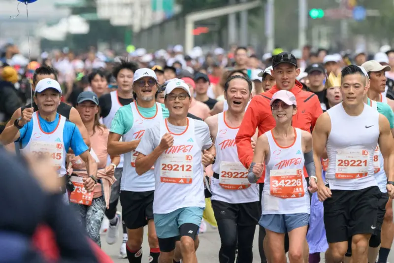 ▲富邦集團董事長蔡明忠今年第11度完賽臺北馬半程馬拉松，以行動力挺臺北馬，持續號召大家為健康與永續而跑。（圖/富邦金控提供）