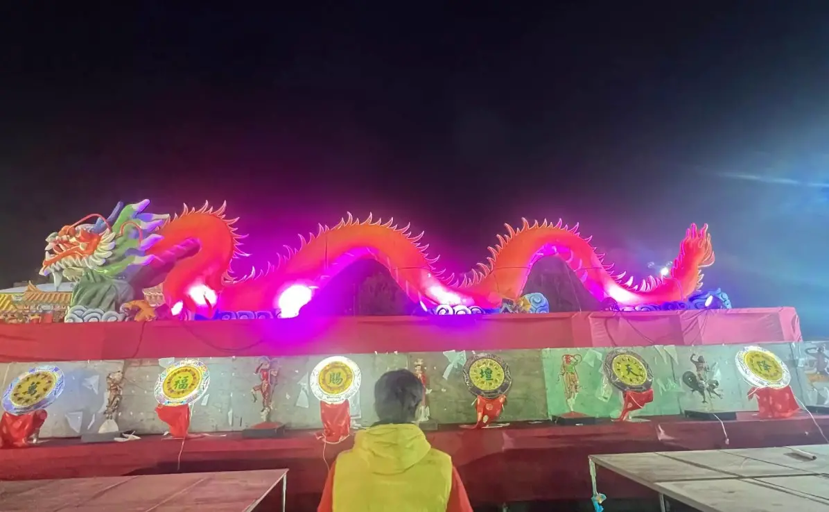 ▲大甲鎮瀾宮舉辦普度法會，現場造價上百萬的「烏魚子龍」遭民眾拔光，對此，廟方回應表示「活動圓滿就好」。（圖／翻攝畫面）