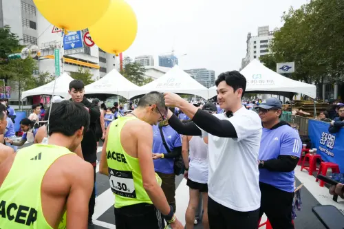 ▲今年富邦金控首度邀請富邦悍將選手江少慶等球星在全、半馬終點處為完賽跑者掛上獎牌，與跑者們共享榮耀！（圖/富邦金控提供）