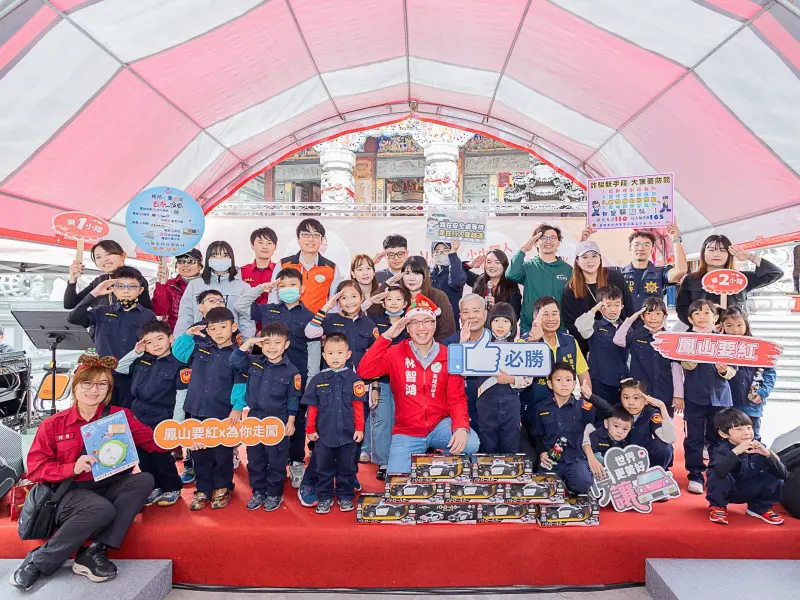 ▲市議員林智鴻偕同高雄市社福慈善總會、青年店家與在地周邊里長所推動「善循環、愛永續」公益列車X小小職人體驗活動，吸引大批民眾參與。(圖／市議員林智鴻辦公室提供)