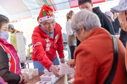 ▲市議員林智鴻分送熱食與餐與活動的長輩們。(圖/市議員林智鴻辦公室提供) ▲市議員林智鴻分送熱食與餐與活動的長輩們。(圖/市議員林智鴻辦公室提供)