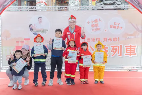 ▲林智鴻頒發小小職人完訓獎狀,希望孩子都能開心體驗,勇於學習。(圖/市議員林智鴻辦公室提供) ▲林智鴻頒發小小職人完訓獎狀,希望孩子都能開心體驗,勇於學習。(圖/市議員林智鴻辦公室提供)
