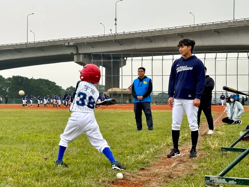 ▲富邦悍將球星葉子霆細心指導「黑潮少年築夢棒球隊」揮棒練習。（圖／芥菜種會提供）