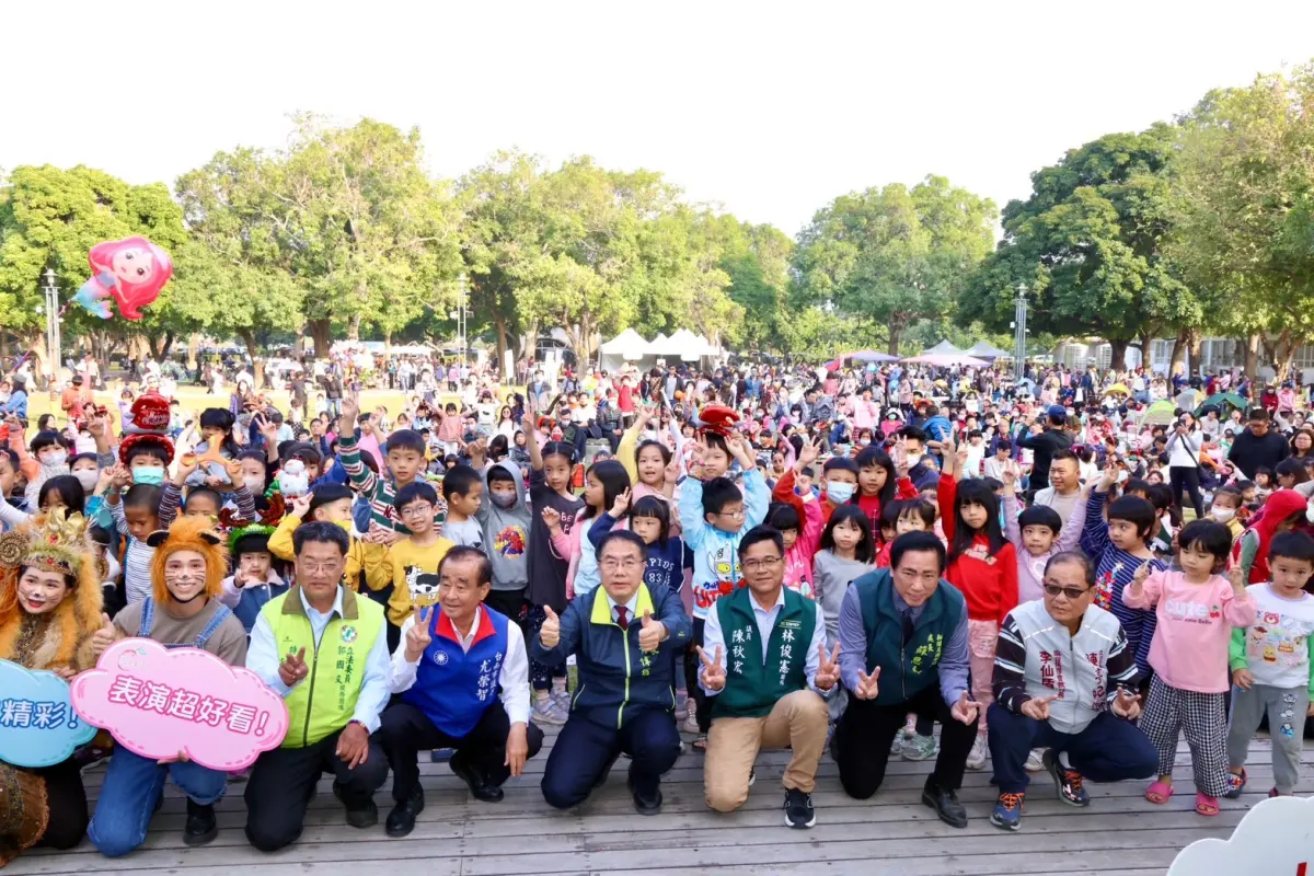 ▲臺南耶誕跨年系列第二場親子活動，今（15）日在麻豆總爺藝文中心登場，有超過6000人次的民眾參與「親子午野餐」，市長黃偉哲也特別到場提前歡度耶誕。(圖／南市府提供)