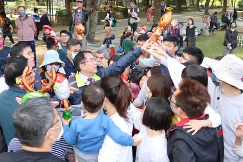 ▲台南耶誕跨年第二場親子活動登場，市長黃偉哲特別到現場發糖果，與民眾提前歡度耶誕。(圖／南市府提供)