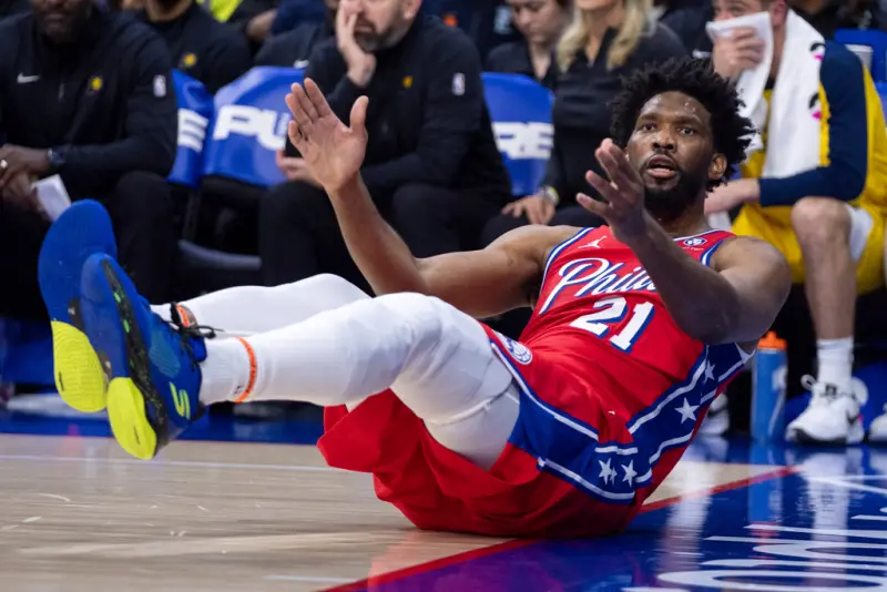 ▲費城76人當家中鋒Joel Embiid，上週六對上溜馬的比賽，被對手擊中臉部，賽後76人宣布Embiid鼻竇骨折，今（16）日76人隨隊記者Keith Pompey透露，Embiid將缺席明日76人對上黃蜂的比賽。（圖／美聯社／達志影像）