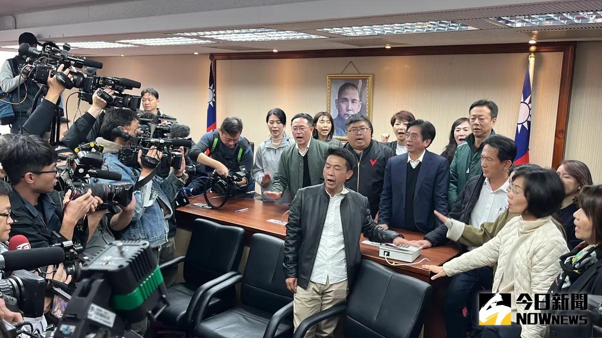 ▲民進黨立委進入內政委員會時，才發現會議已經開完了。（圖／記者李政龍攝，2024.12.16）