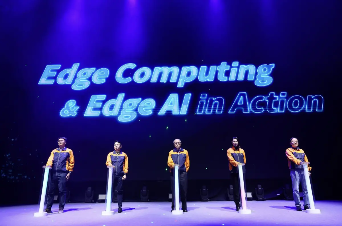 ▲工業電腦廠研華近日舉辦「年度願景啟航」盛會，董事長劉克振（中）宣示，未來品牌將從工業電腦，轉型為邊緣運算與邊緣AI的領導者。（圖／研華提供）