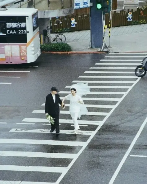 ▲吳赫與黃智敏婚紗照曝光，背景「首都客運」讓粉絲警喜喊，原來婚紗照是在台灣拍的。（圖／取自스타뉴스）