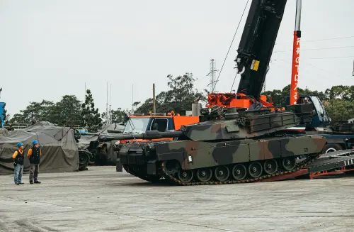 ▲M1A2T戰車實施下板作業。（圖／軍聞社提供）