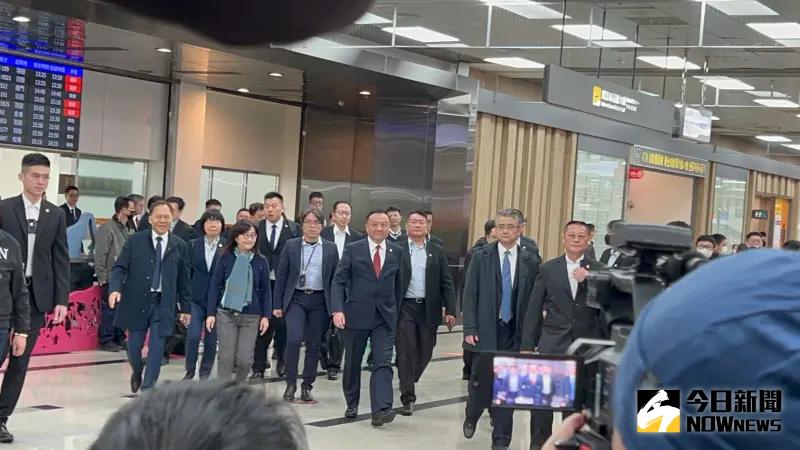▲上海副市長華源率團抵達台北松山機場。（圖／記者林詠青攝，2024.12.16）
