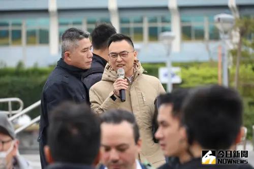 ▲新黨成員游智彬痛罵台灣國王八蛋，火速被警拖離。（圖／記者陳明安攝，2024.12.16）