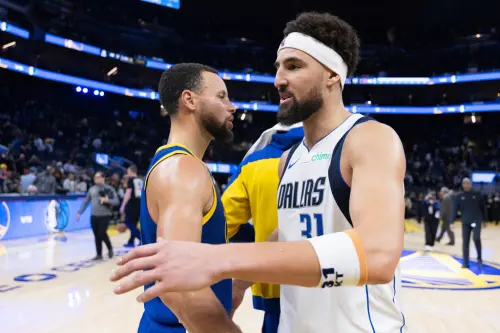 ▲昔日勇士「浪花兄弟」Stephen Curry、Klay Thompson拆夥，今天變相合體各自砍進7顆三分球，最終勇士敗給獨行俠，還以27顆三分球輸球寫下尷尬紀錄。（圖／美聯社／達志影像）