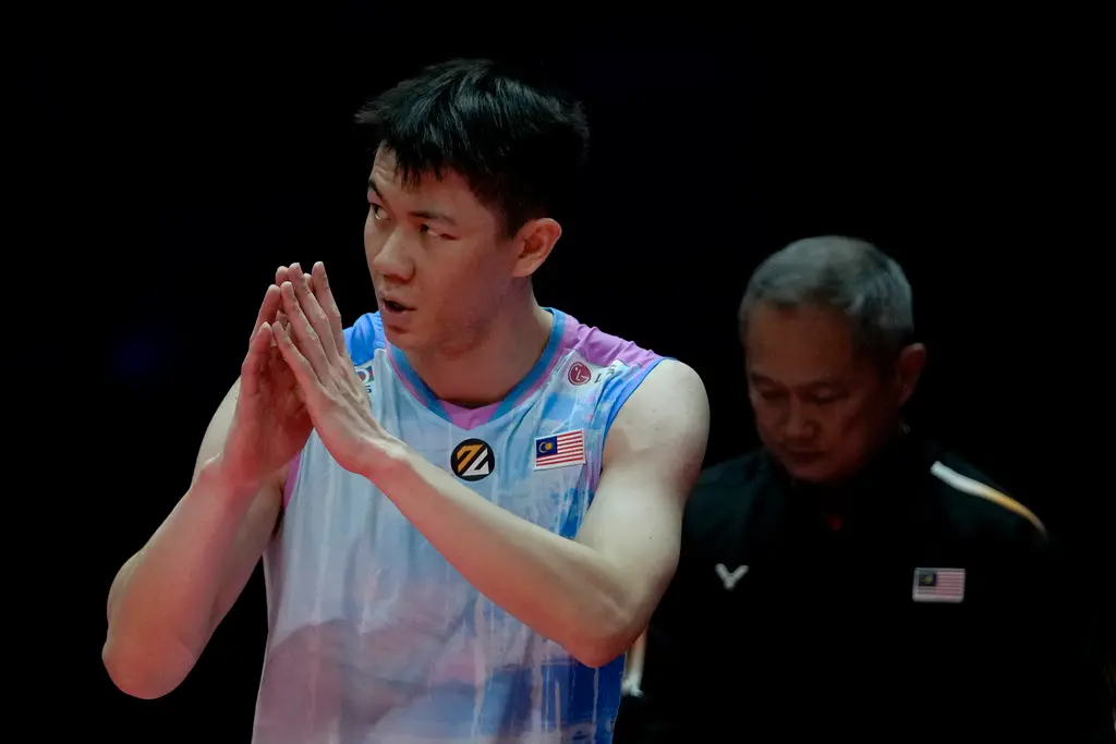 ▲馬來西亞羽球男單一哥李梓嘉日前在世界羽聯年終總決賽小組賽上和我國一哥周天成交手，但被發現身上穿著的球衣竟將馬來西亞國旗上下顛倒，引起大馬官方嚴重抗議。（圖／美聯社／達志影像）