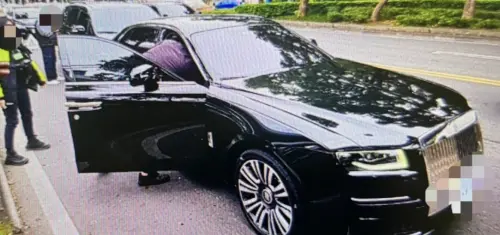 煞車沒踩緊！國產車撞2500萬勞斯萊斯　鬼魅駕駛霸氣喊「沒事」
