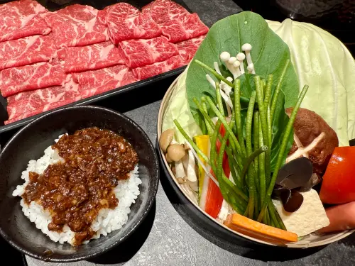 ▲「功殿火鍋」敦南店採位上服務，和牛肉燥飯肉香濃郁。（圖／記者蕭涵云攝）