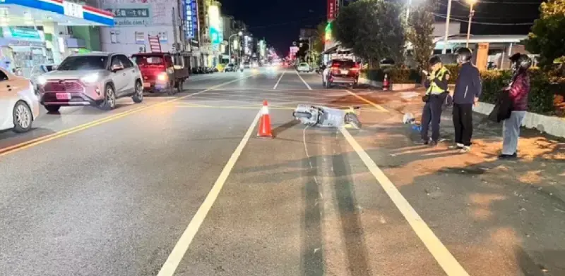 ▲15日晚間，台東發生死亡車禍，吳男騎乘機車行經該路段，撞擊正在過馬路的張姓女子，張女送醫搶救宣告不治。（圖／翻攝畫面）