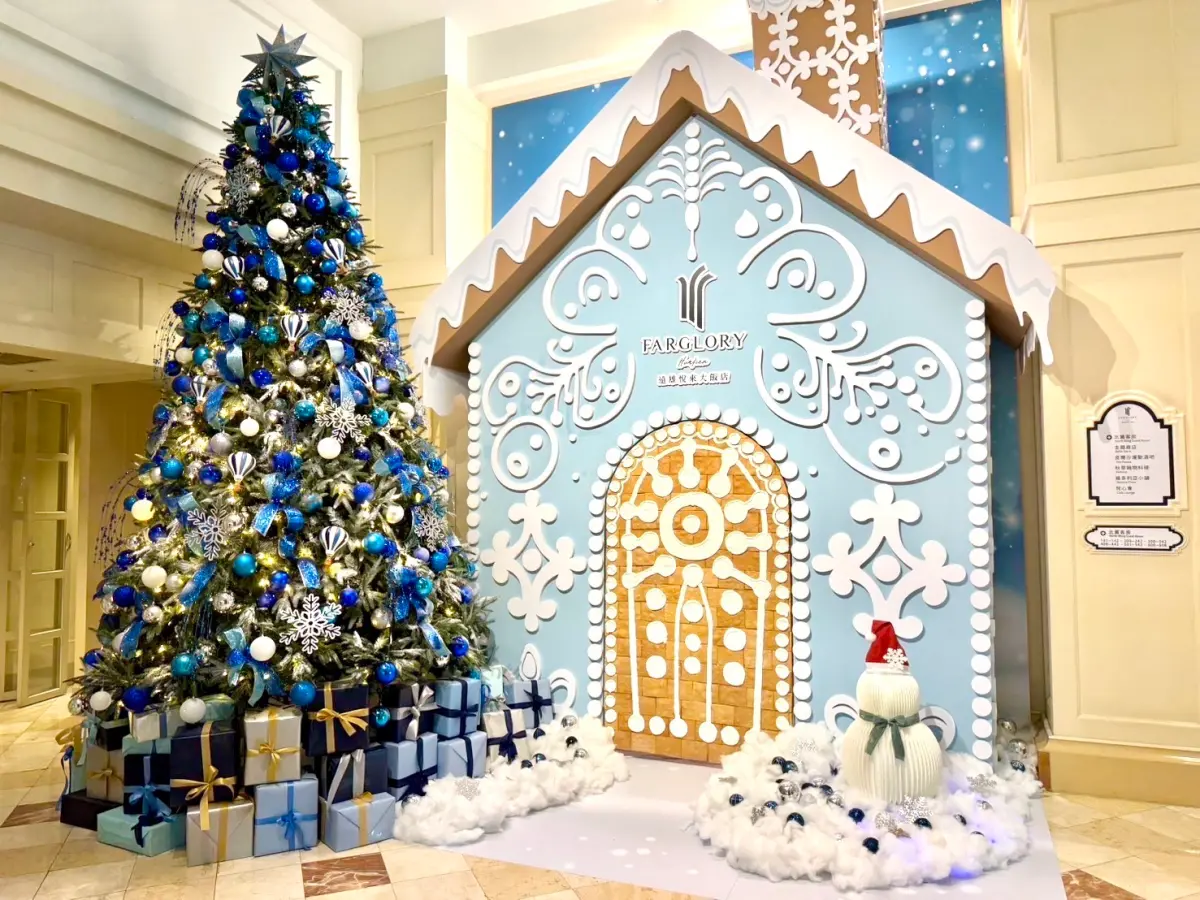 ▲遠雄悅來大飯店「藍色聖誕」打造4公尺高童話薑餅屋。（圖／遠雄悅來大飯店）
