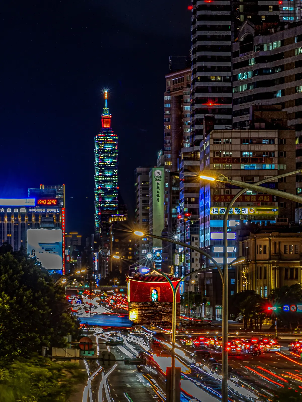 ▲蔣萬安將請訪團轉贈上海市長龔正這幅文化局攝影比賽優選作品「北門與101同框」。（圖／台北市文化局提供）