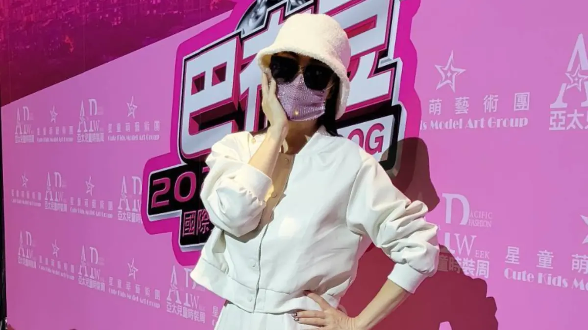 ▲顧婕確診罹癌半年，目前以輔助性療法為主，11月底她為了挽回昔日容顏，前往診所進行三層拉皮手術，儘管臉腫，為了力挺昔日好友Amy還是現身活動力挺，（圖／顧婕提供）