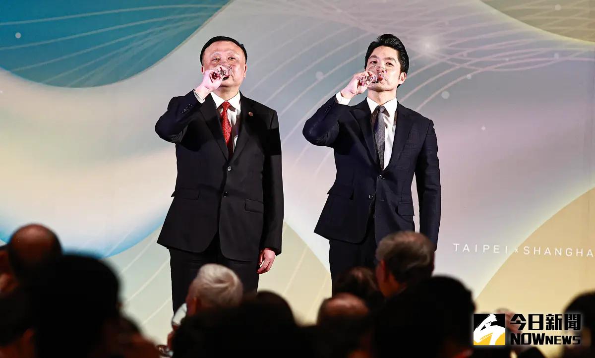 ▲上海市副市長華源（左）、台北市市長蔣萬安（右）在台北上海雙城論壇歡迎晚宴上舉杯。（圖／記者葉政勳攝 , 2024.12.16）